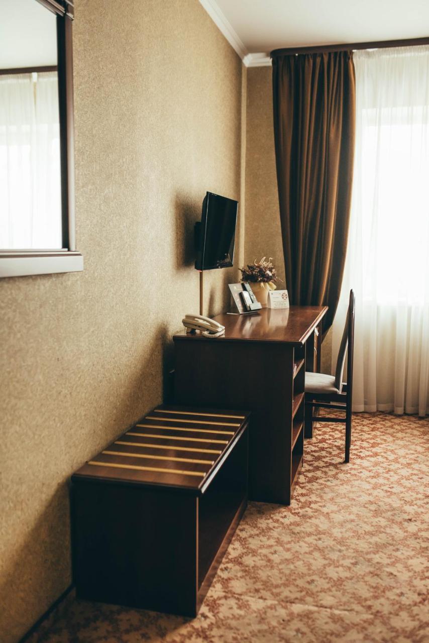Hotel-Restaurant Lyube Plus Хмельницкий Экстерьер фото